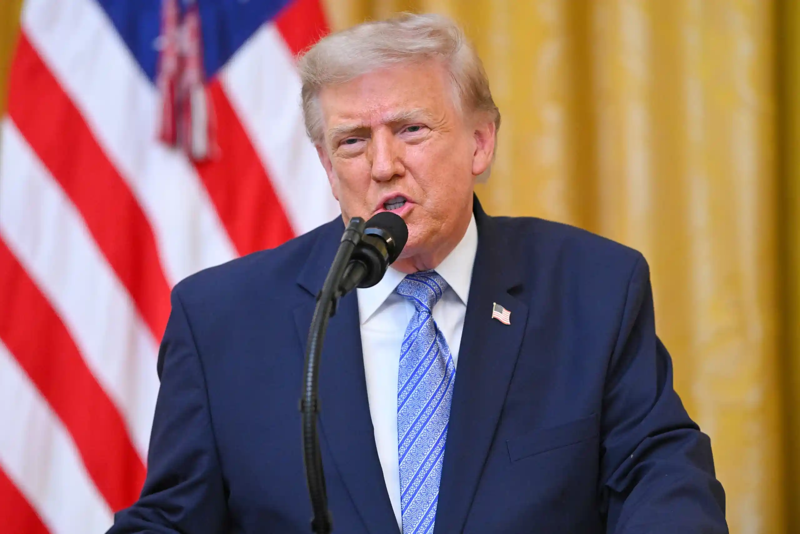 El presidente Donald Trump anunció la imposición de aranceles del 50% sobre Canadá debido al déficit comercial registrado