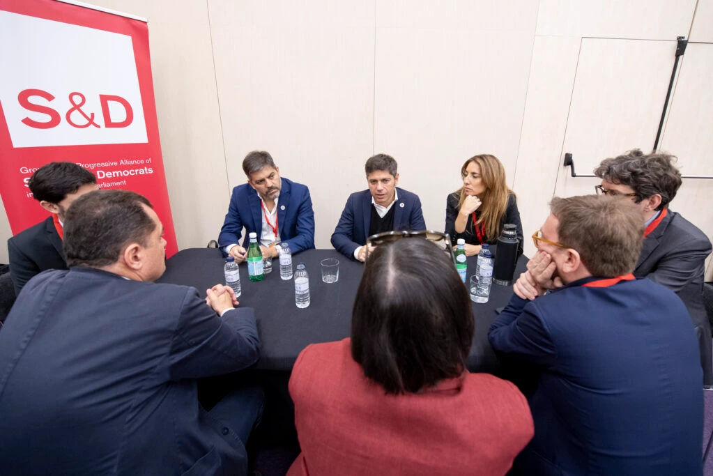 Kicillof junto a su comitiva de funcionarios públicos.