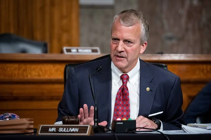 Por otro lado, el senador de Alaska Dan Sullivan impulsará una legislación similar, tras afirmar que los impuestos climáticos de Newsom se trasladan a los precios y el costo de vida en otros estados