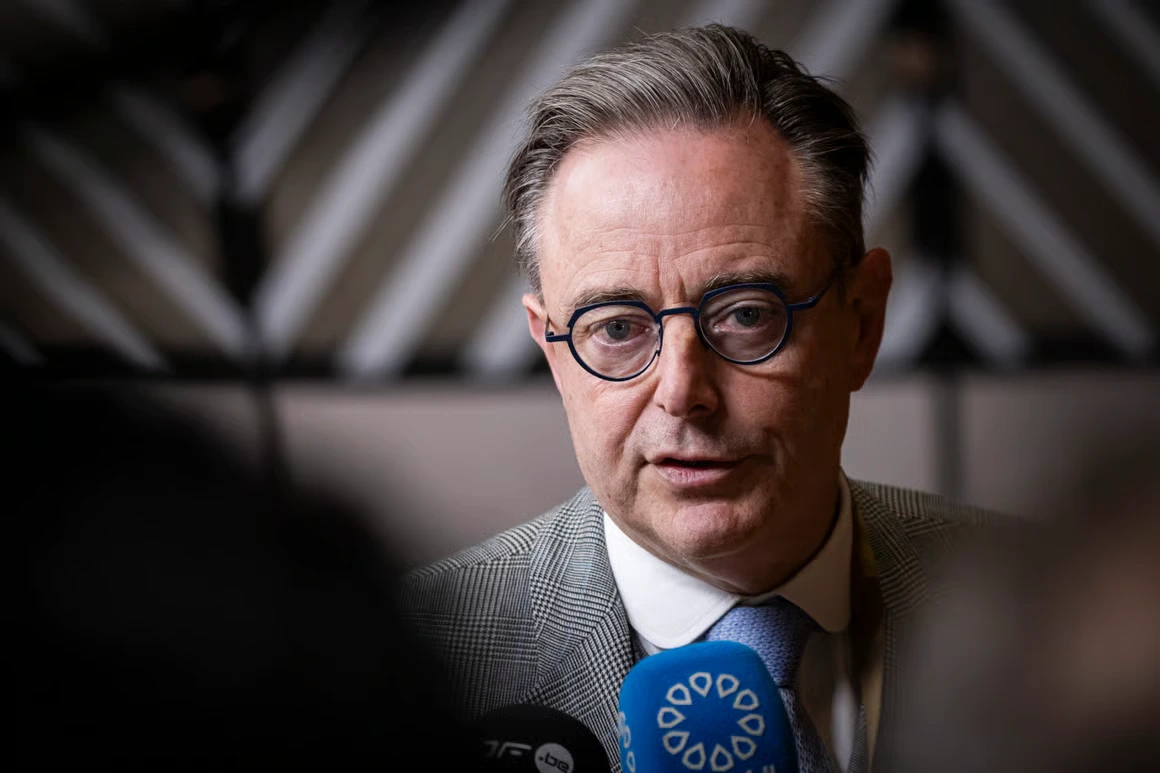 El primer ministro de Bélgica aseguró que los recortes y el ajuste fiscal serán necesarios ante la situación económica que enfrenta el país europeo