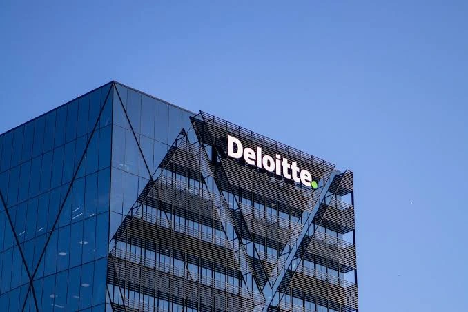 Deloitte acordó pagar alrededor de 22 millones de dólares al gobierno estadounidense por controversias relacionadas a sus políticas laborales DEI