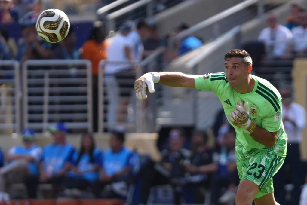 What is the European giant that has set its sights on the goalkeeper of the Argentine National Team, Emiliano "Dibu" Martínez