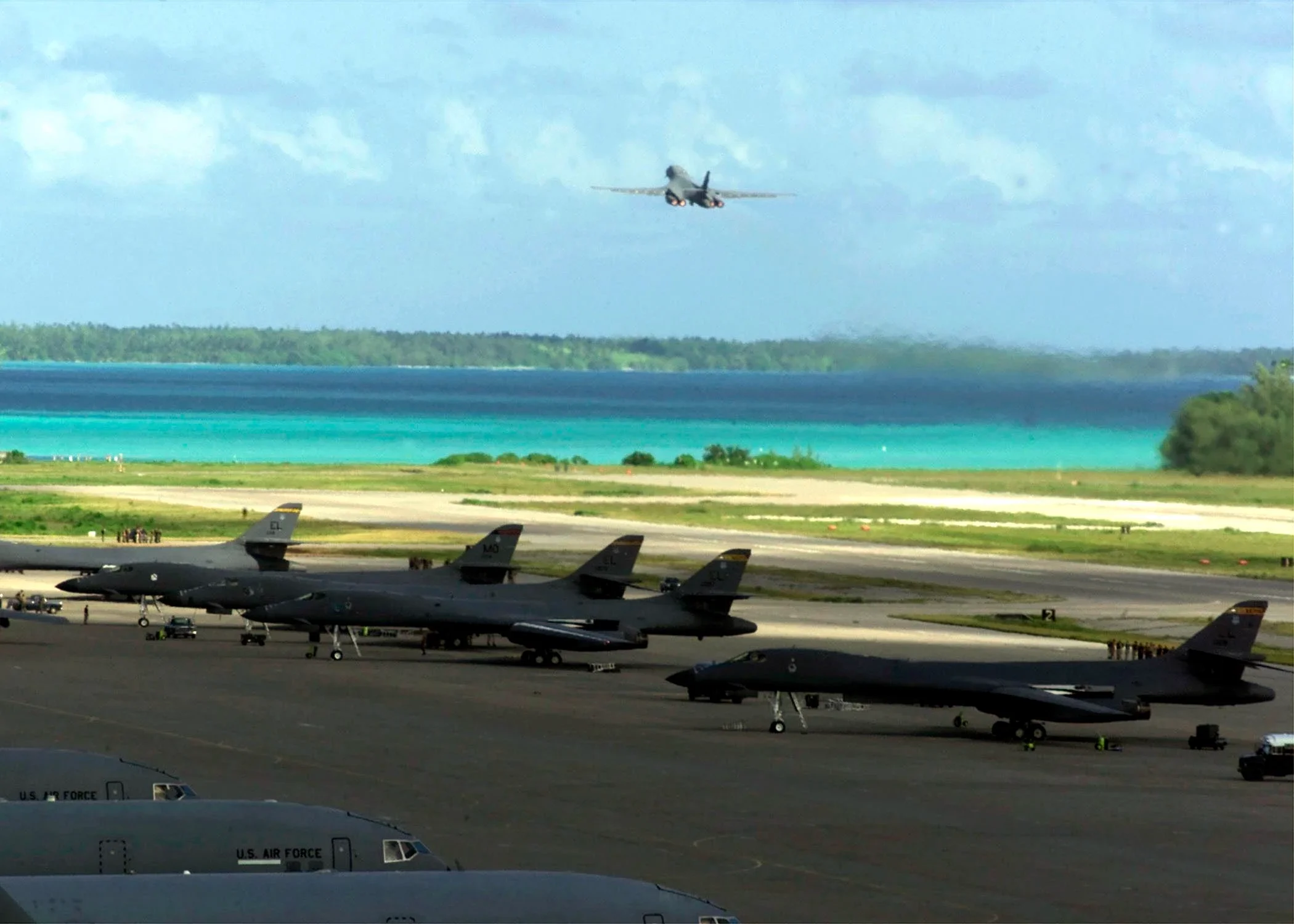 Diego Garcia Base houses forces from the United States and the United Kingdom, being a strategic position in the Indian Ocean