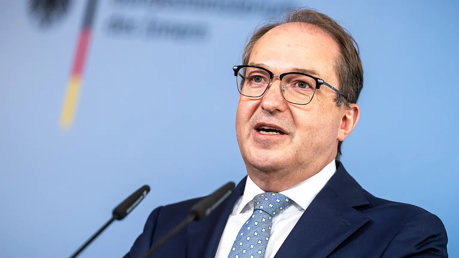 El ministro del Interior de Alemania aseguró que no puede descartarse la participación de una potencia extranjera en la red