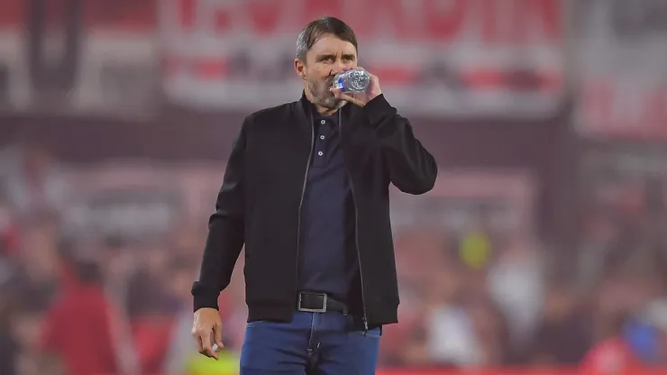 Coudet le aseguró a los jugadores que no renunciará