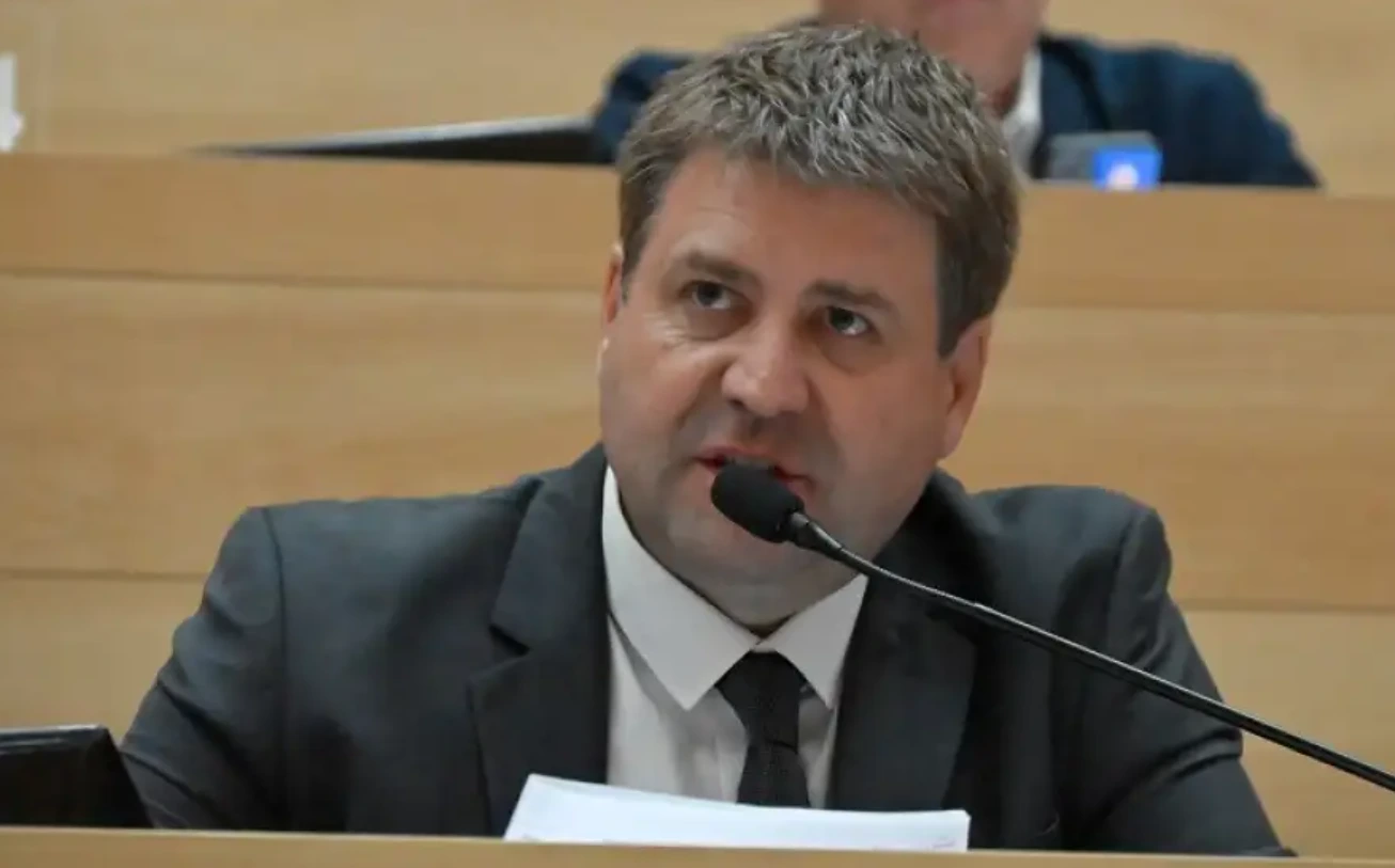 El legislador radical Matías Gvozdenovich acusó al peronismo de intentar ocultar sus divisiones internas