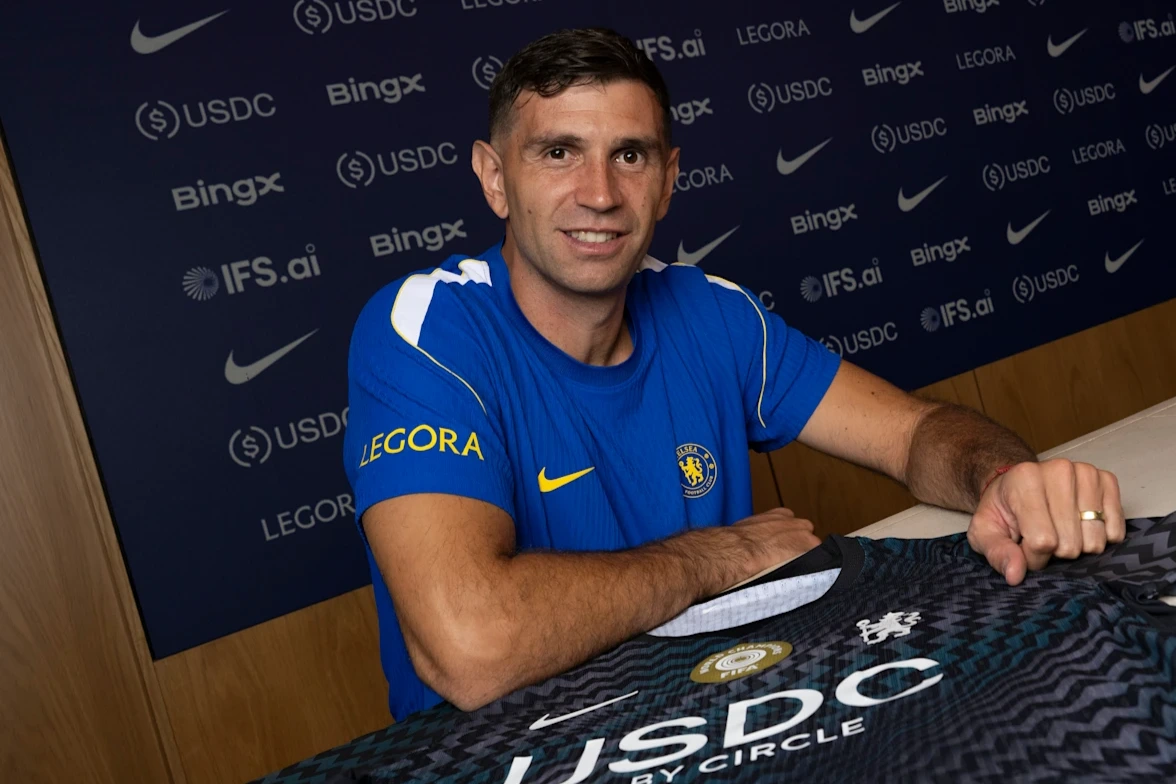 Dibu Martínez fue presentado oficialmente en el Chelsea y será titular ante Brighton