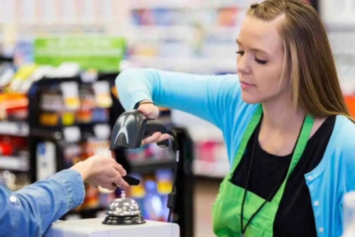 How the salary increase for commerce employees was applied