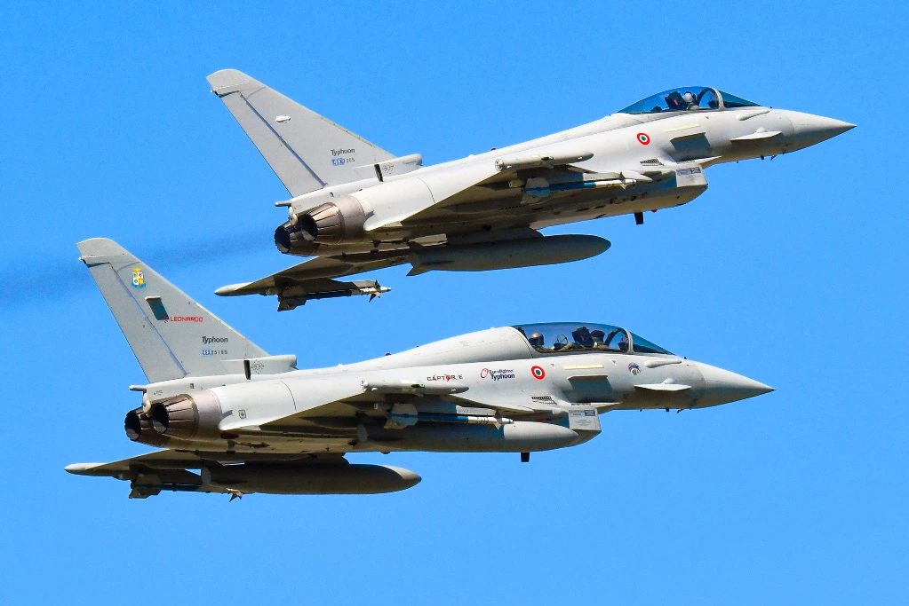 Un escuadrón de aviones cazas italianos debieron salir al derribo del objeto extraño en el cielo lituano, ya que había riesgo de que impacte en posiciones civiles