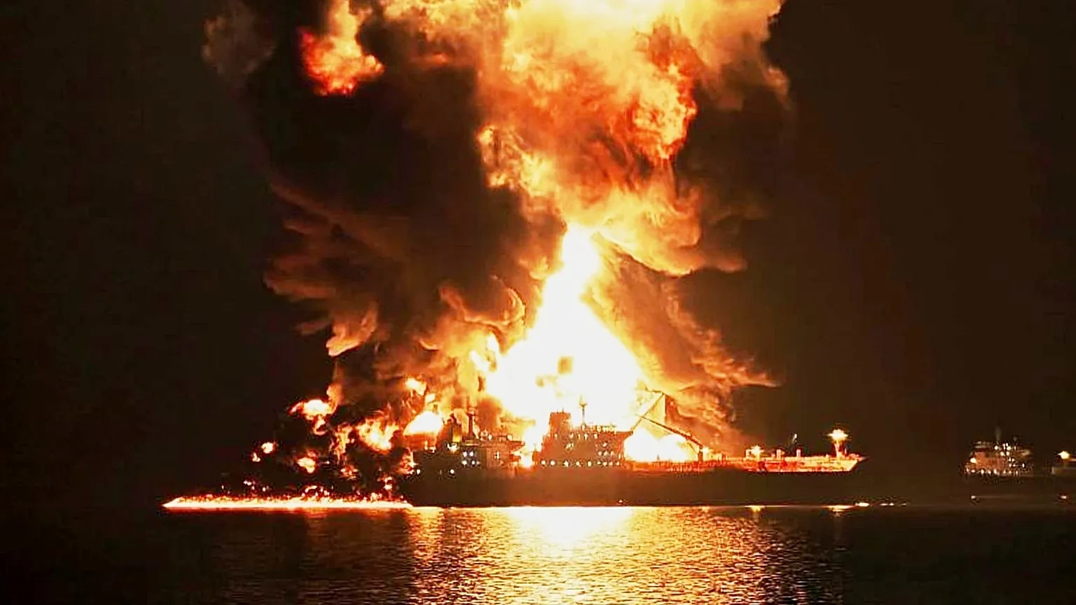 Las causas de la explosión están siendo investigadas y se han emitido recomendaciones de no navegar a través de la importante ruta marítima