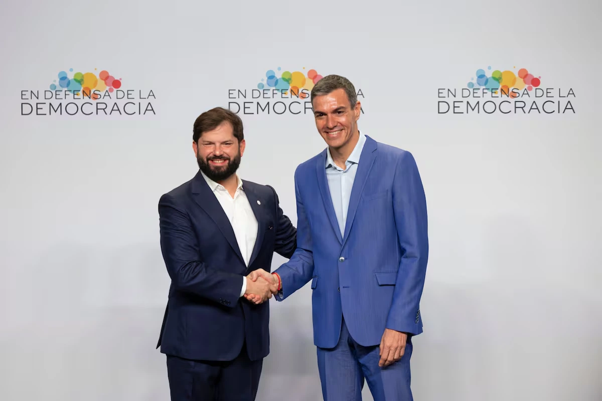 El expresidente Gabriel Boric con el presidente Pedro Sánchez
