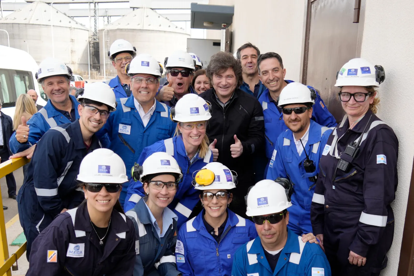 Milei recorrió una planta industrial en Bahía Blanca y se reunió con los trabajadores