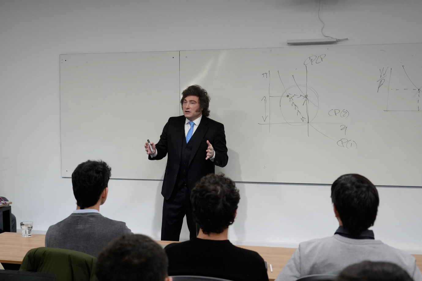 Javier Milei gave a masterclass in macroeconomics at the University of San Andrés.