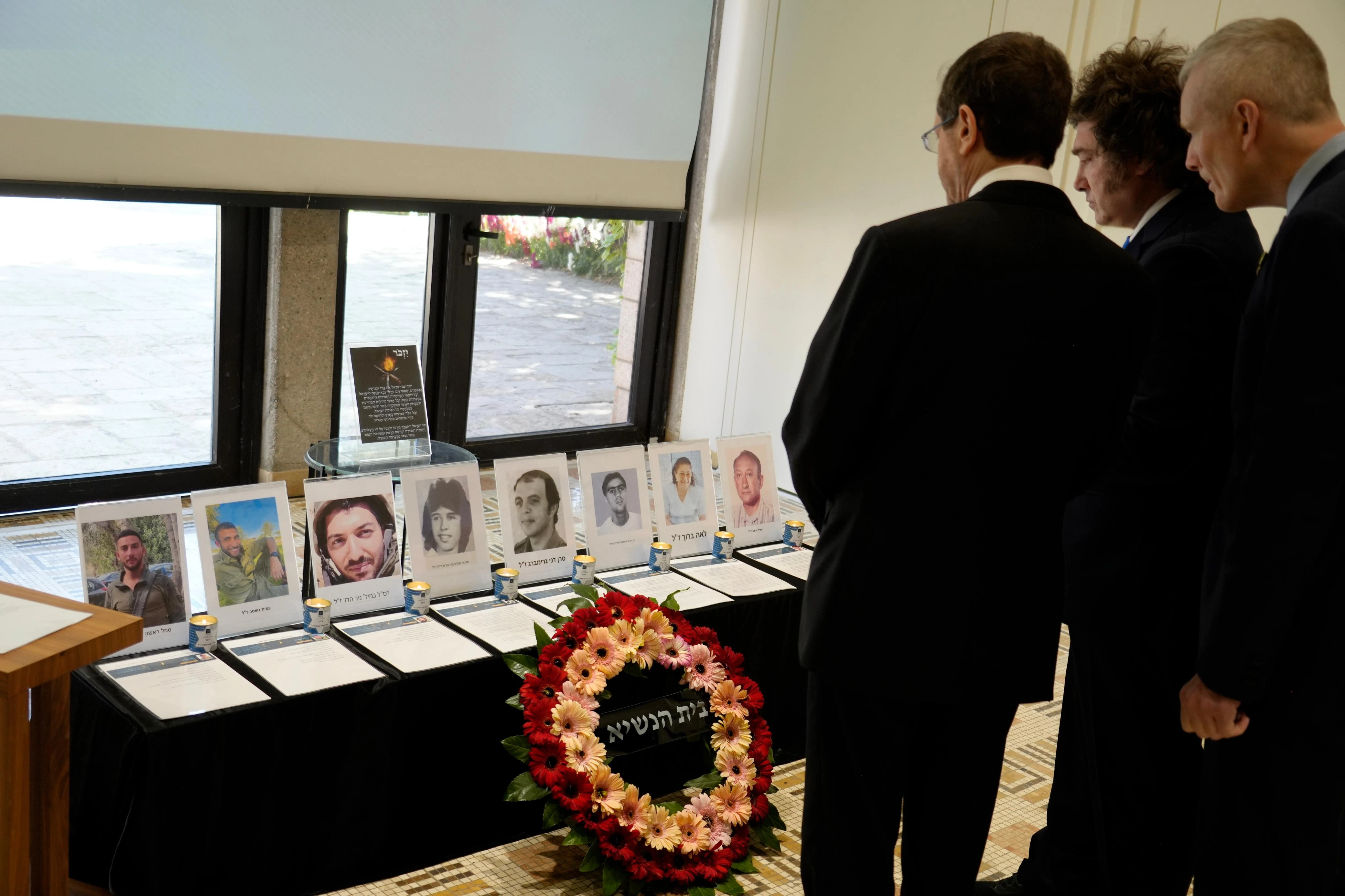 Javier Milei y las víctimas de la masacre de Hamás.