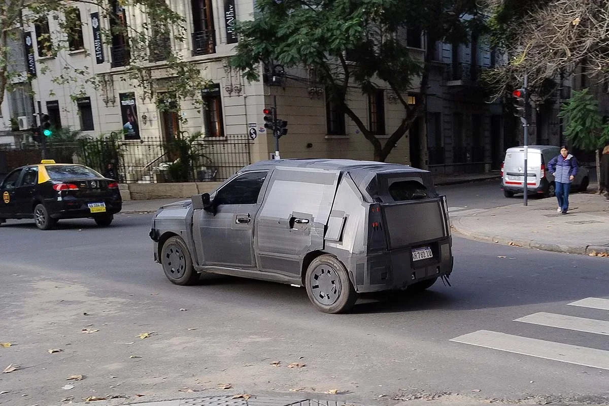 El nuevo Fiat Argo 2027 fue fotografiado mientras realizaba pruebas en Rosario