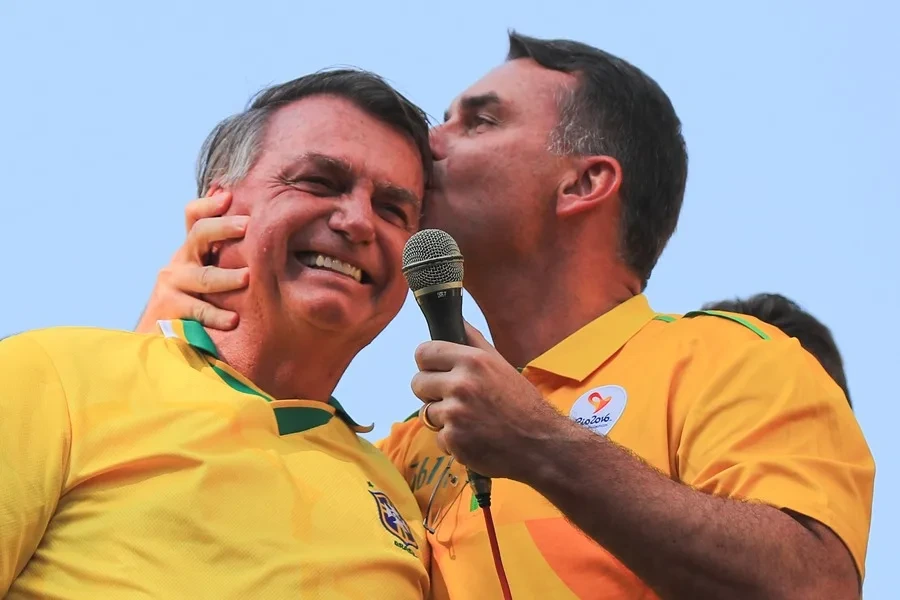 Flavio y Jair Bolsonaro.