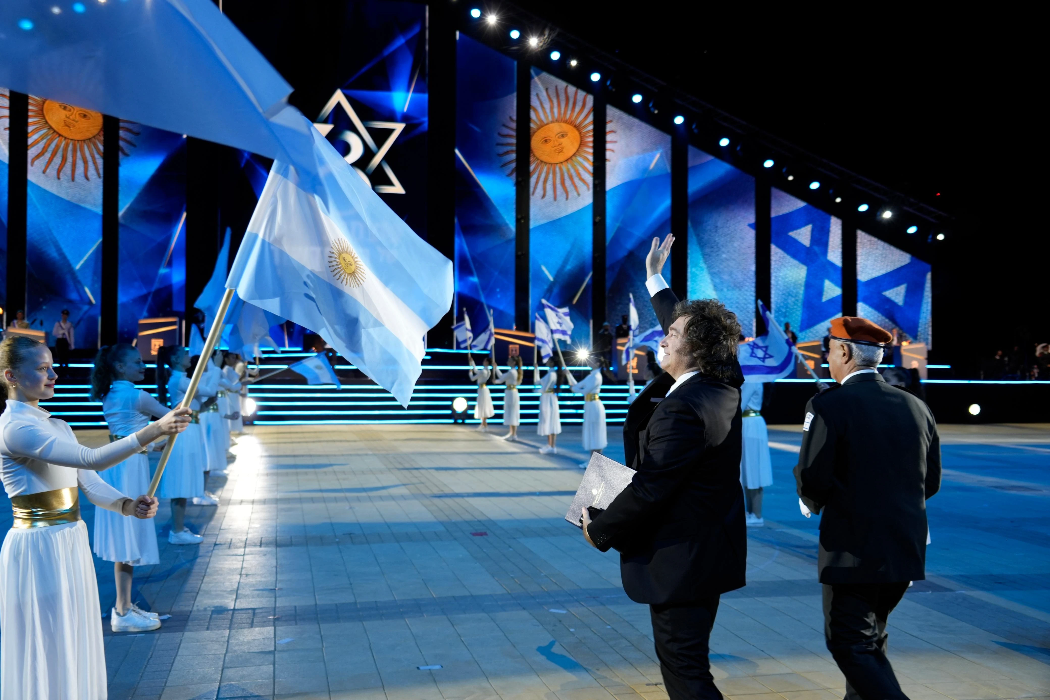 Milei participó del aniversario de la independencia de Israel, cantó “Libre” y encendió una de las antorchas