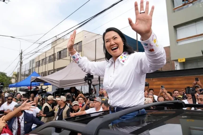 La candidata de derecha Keiko Fujimori posee una ligera ventaja en las elecciones y se encamina a ganar las elecciones