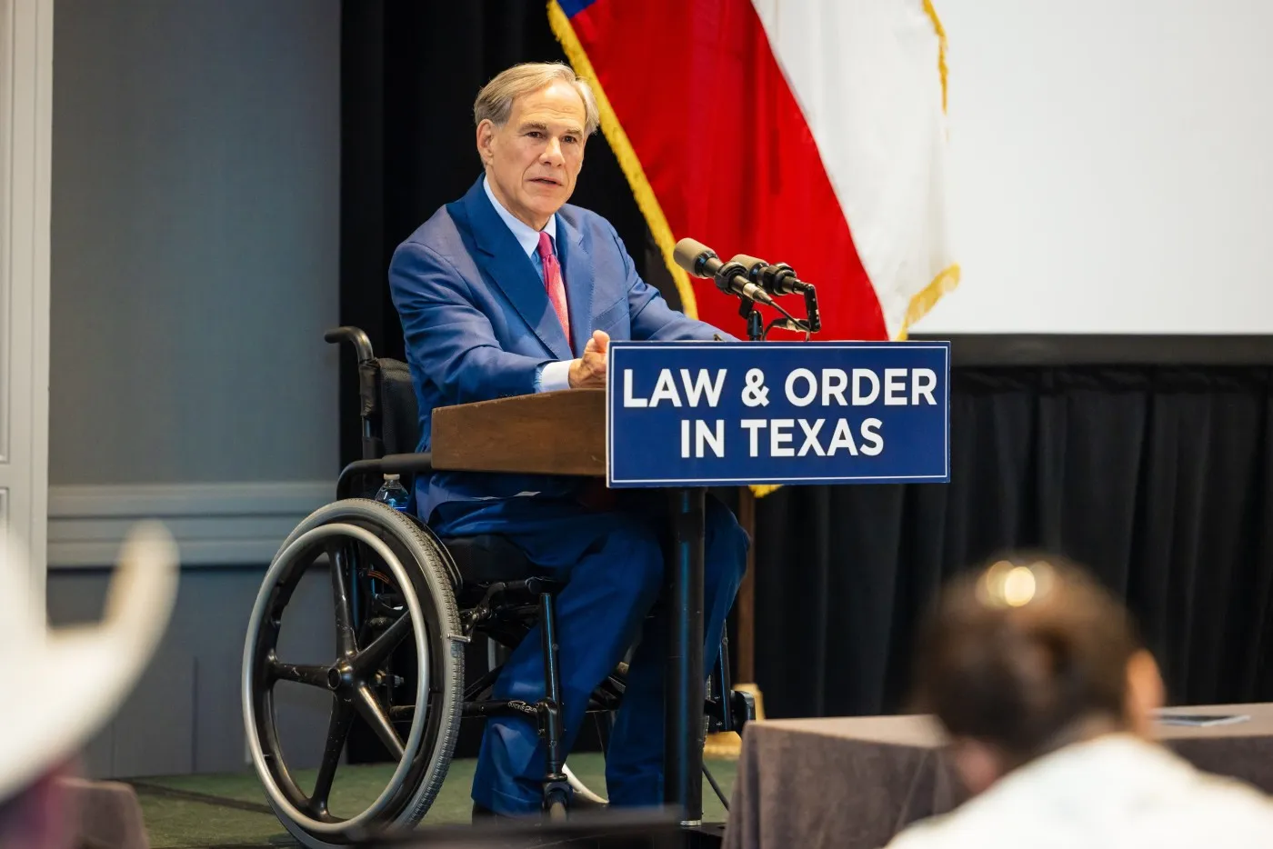 Jasmine expuso su doble moral al burlarse de la discapacidad de Greg Abbott.
