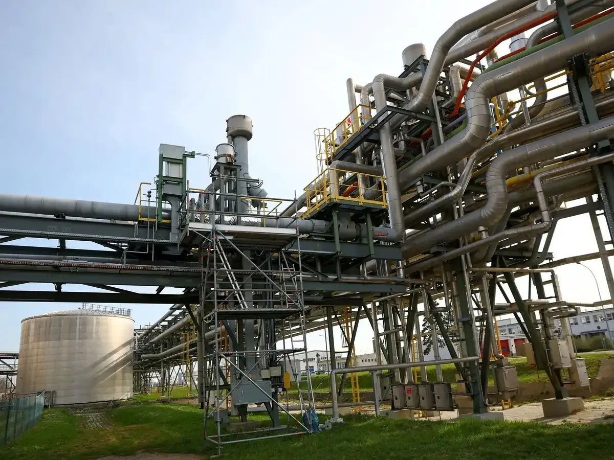 India importa alrededor del 90% del petróleo que consume y el 60% del gas licuado de petróleo