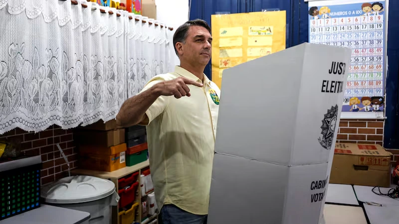Flavio Bolsonaro votando.