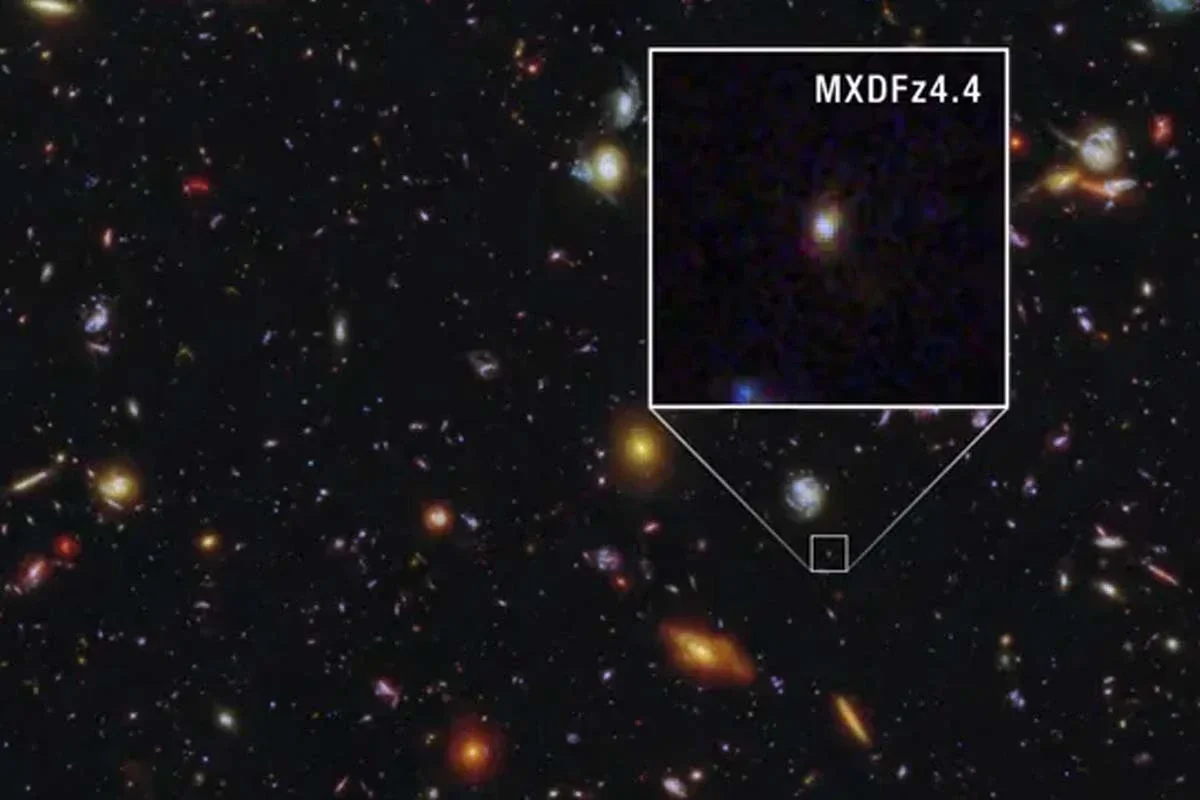 Qué descubrió Hubble en la galaxia MXDFz4.4