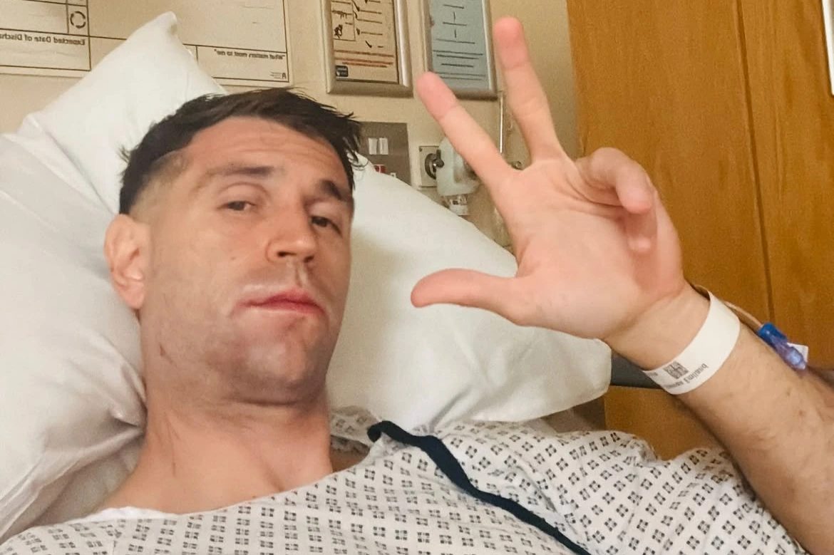 El Dibu Martínez llevó tranquilidad tras su operación de mandíbula: "En unas semanas volvemos ya"