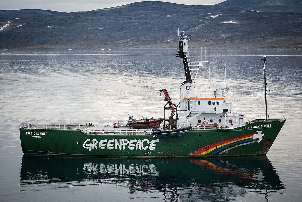 La organización terrorista Greenpeace criticó la decisión de Noruega y busca avanzar con su agenda contraria a la utilización de combustibles fósiles