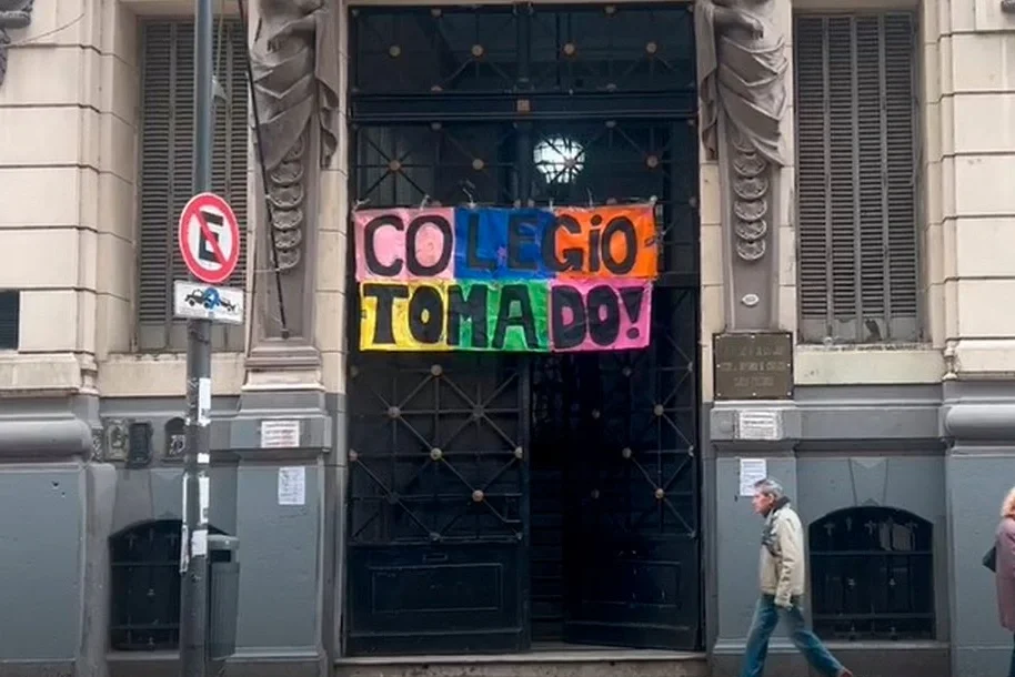 They won't let them study: students from the Colegio Nacional Buenos Aires and Carlos Pellegrini have returned with the occupations.
