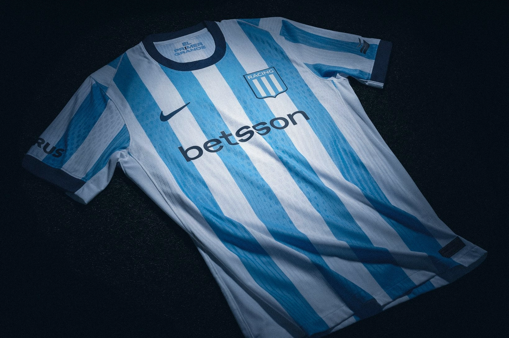 En la previa del clásico ante River, Racing presentó su nueva camiseta