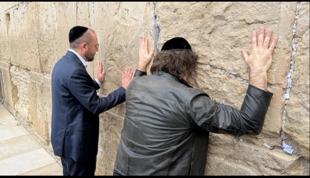 Javier Milei junto al embajador argentino en Israel en el Muro de los Lamentos.