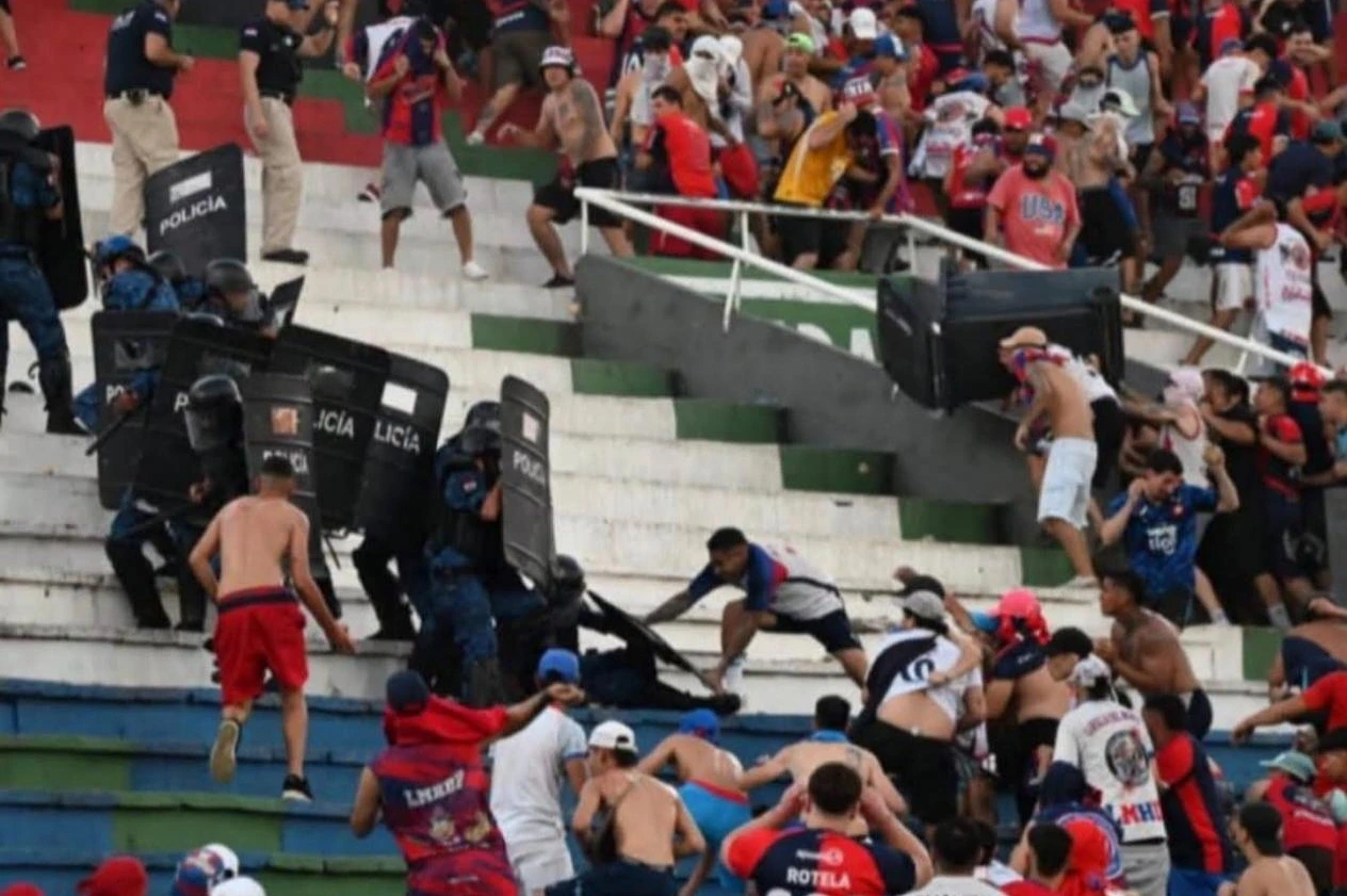 Caos en Paraguay: suspendieron el clásico entre Olimpia y Cerro Porteño por violentos incidentes en las tribunas