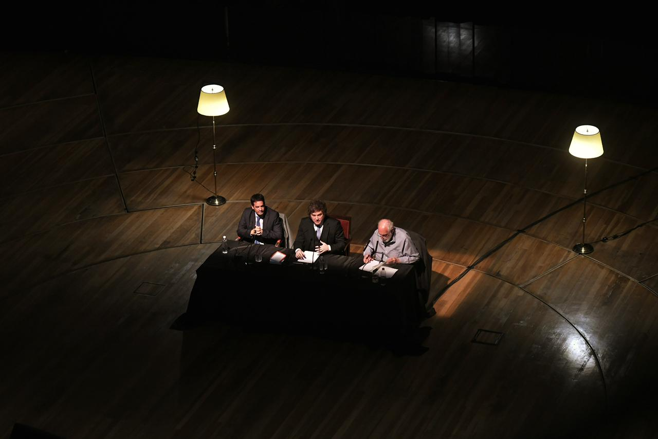 Javier Milei junto a Adrián Ravier y Juan Carlos de Pablo.