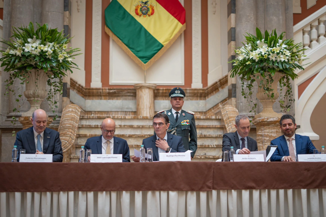 Sturzenegger llevó a Bolivia el modelo argentino contra la burocracia con “Reporta tu Tranca”