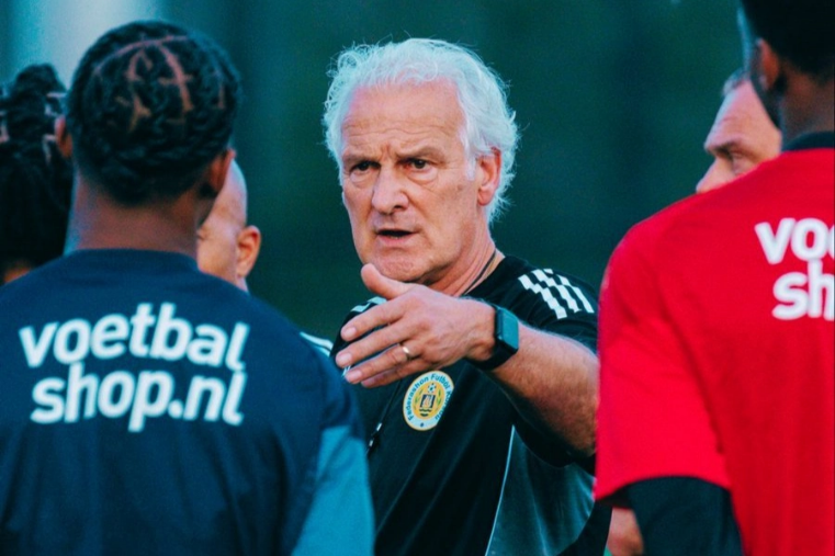 A un mes de su debut en un Mundial, Curazao se quedó sin entrenador
