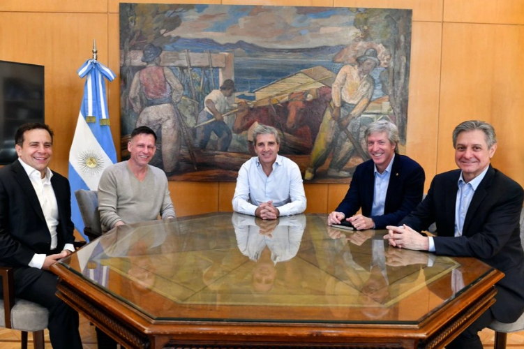 El equipo económico de Milei se reunió con Peter Thiel tras su decisión de invertir y radicarse en Argentina