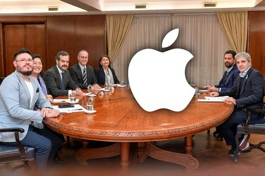 Toto Caputo met with Apple executives after the strong increase in iPhone sales in Argentina.
