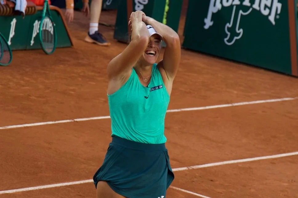 Surprise in women's tennis: Solana Sierra defeated a top player and advanced to the third round of the French Open.