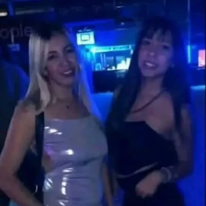 Agostina Vega junto a su madre en el bar Wachitas