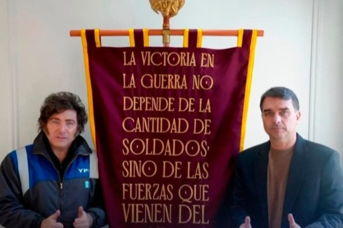Milei recibió a Flavio Bolsonaro en olivos: ambos posaron junto al clásico estandarte romano de Las Fuerzas del Cielo
