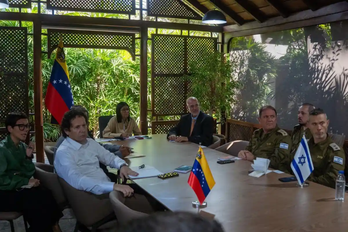 Delcy Rodríguez y la delegación israelí.
