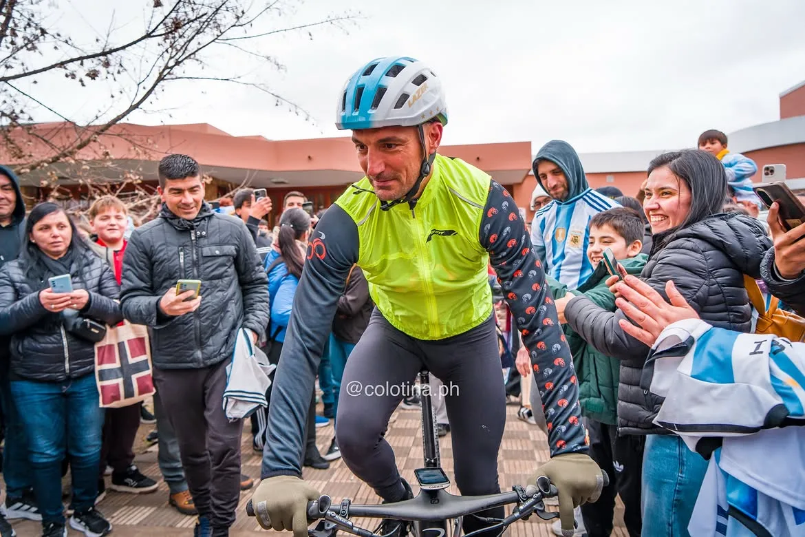 Scaloni aprovechó su estadía en Pujato para andar en bici