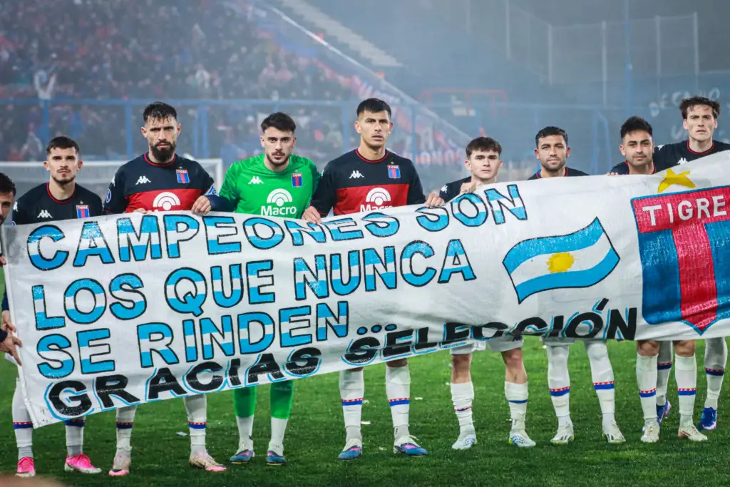 The flag displayed by the Tigre players
