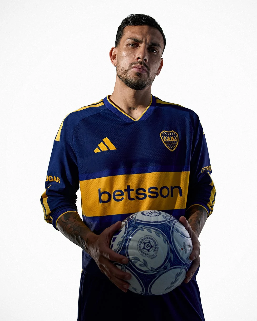 Leandro Paredes with the new Boca jersey