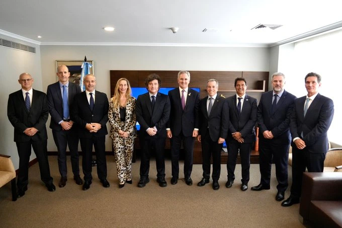Javier Milei y autoridades ejecutivas junto a representantes del sector automotriz argentino en Ecuador.