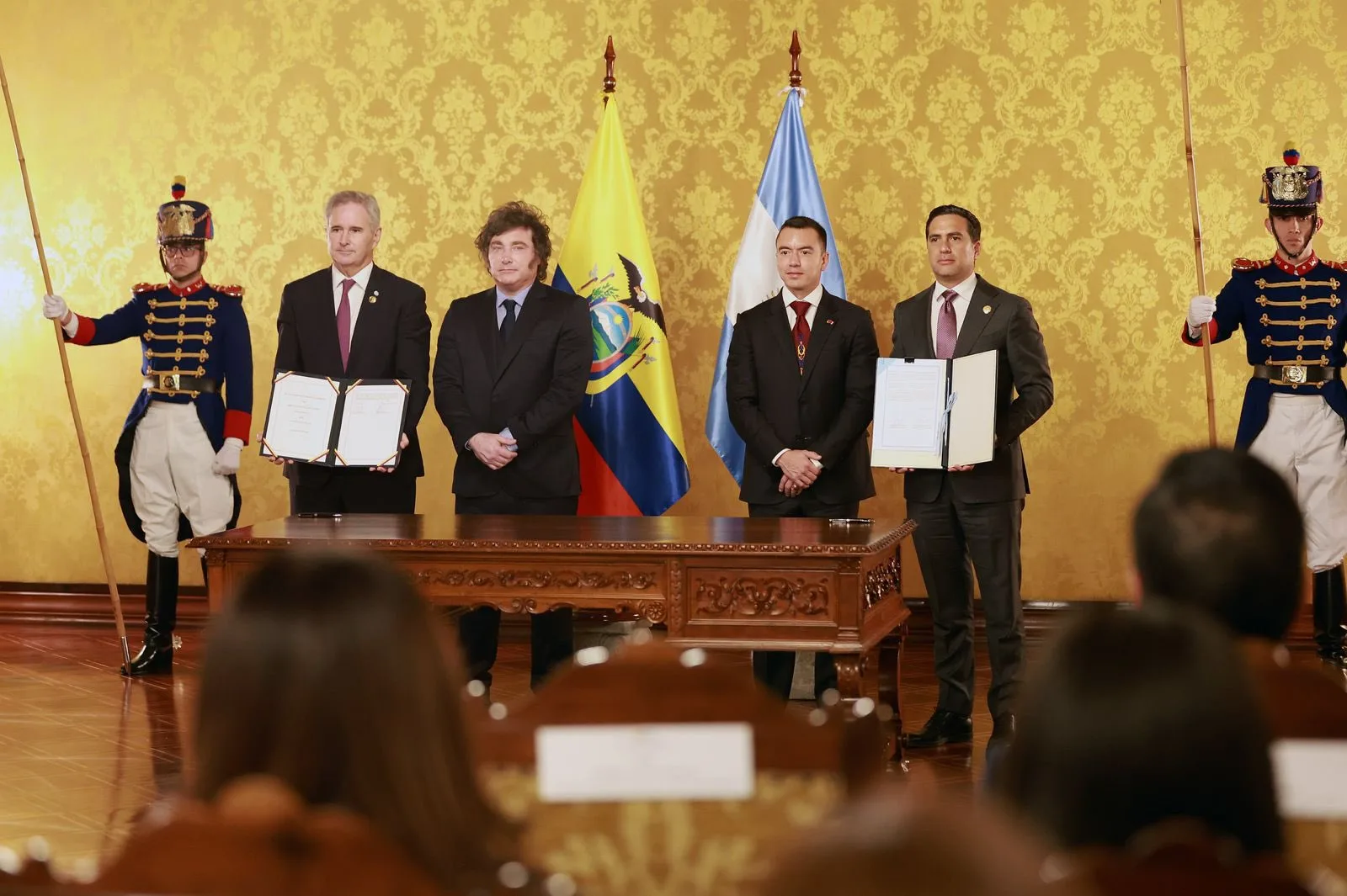 Javier Milei en la firma de los acuerdos junto al presidente ecuatoriano Daniel Noboa.