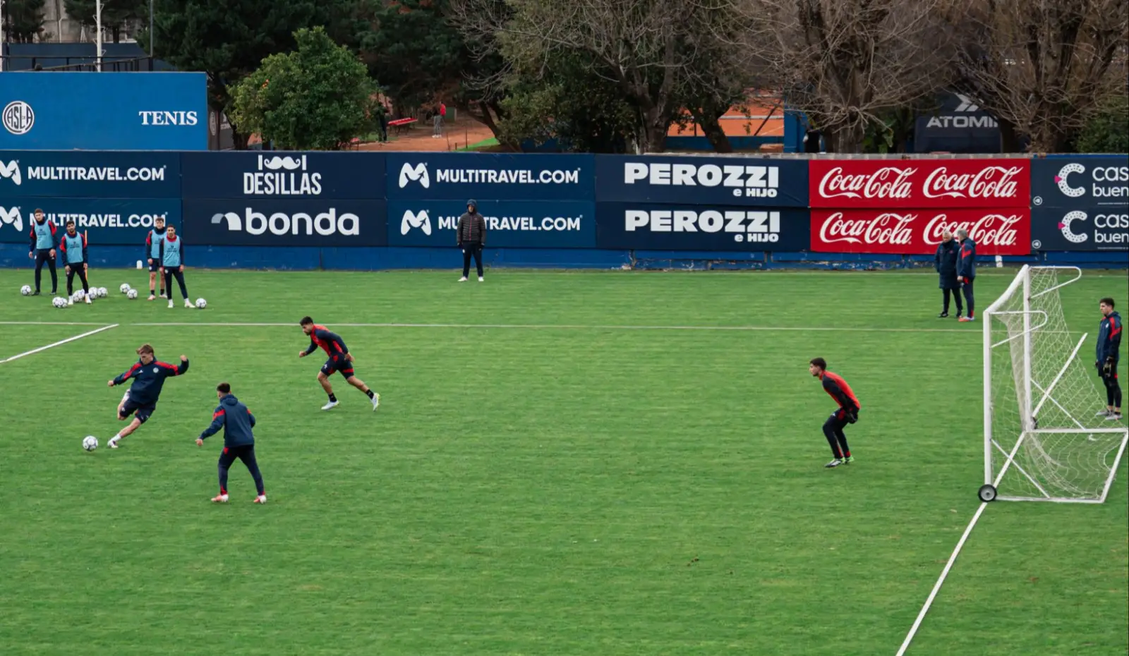 Miembros de "La Butteler" hablaron con los jugadores y el DT