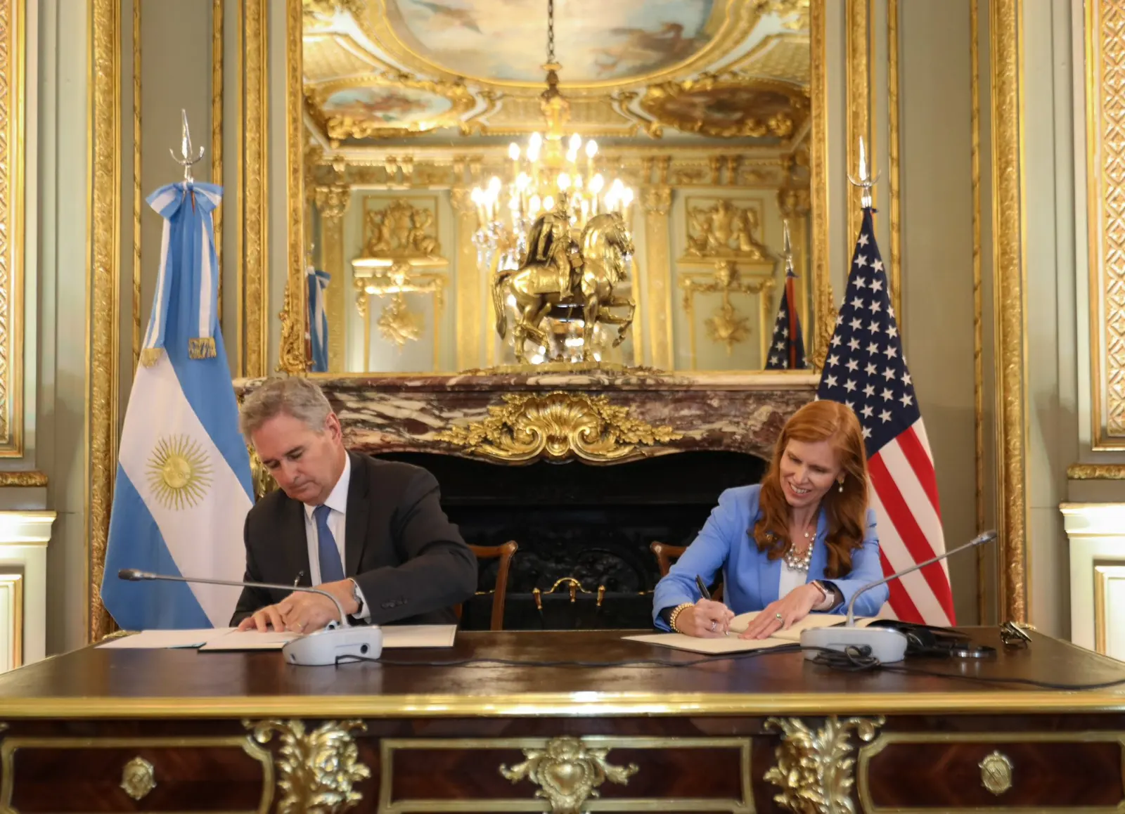 El Canciller Pablo Quirno firma el acuerdo por la protección de la vida y la familia.