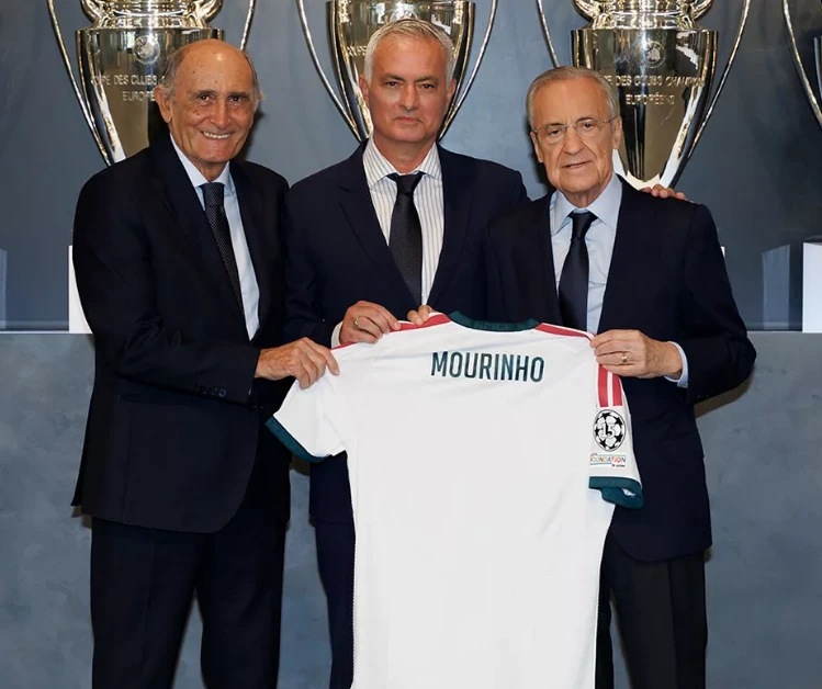 Mourinho junto a José Martínez "Pirri" y Florentino Pérez