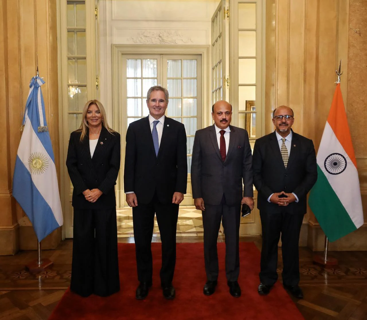 El Canciller Pablo Quirno junto a Bettina Bulgheroni en el marco del dialogo con representantes indios.
